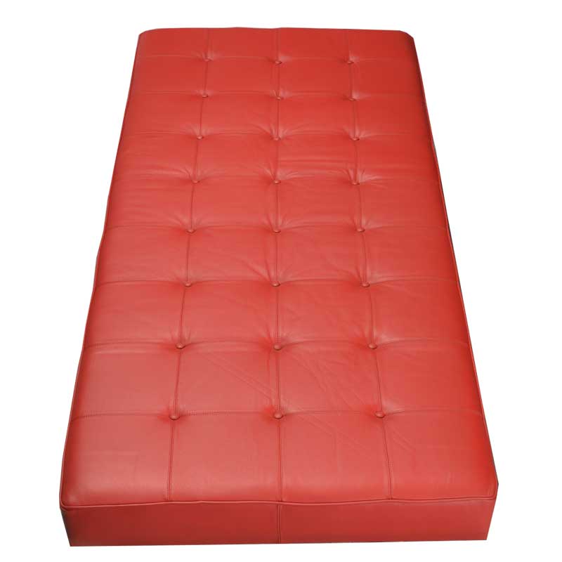 Daybed in buttoned red leather with steel legs - Deszine Talks