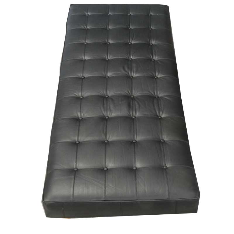 Daybed in black leather with wooden legs - Deszine Talks