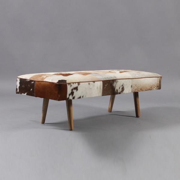 Bench in cowhide leather with wooden legs - Deszine Talks