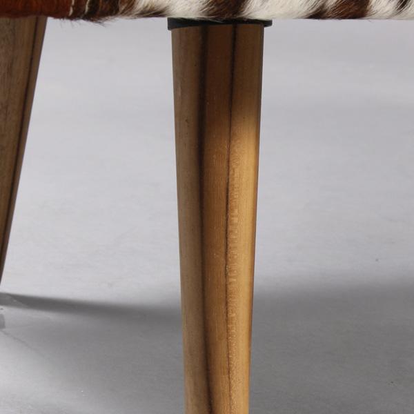 Bench in cowhide leather with wooden legs - Deszine Talks